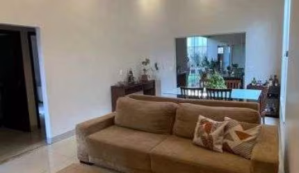 Casa à venda com churrasqueira, 3 quartos, lavabo e espaço extremamente amplo em Rio Verde - GO