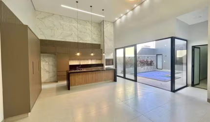 Casa à venda com piscina, churrasqueira e estética luxuosa no Interlagos em Rio Verde - GO