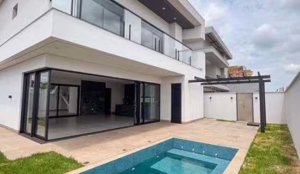 Casa à venda com piscina com hidro, espaço amplo e churrasqueira em Rio Verde - GO
