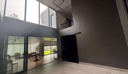 Casa à venda com churrasqueira, espaço amplo, 3 suítes, estética luxuosa e armários em Rio Verde