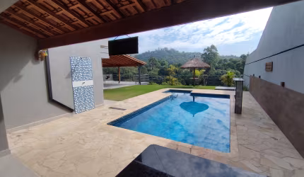 Casa térrea com piscina e área gourmet ampla para  moradia ou veraneio