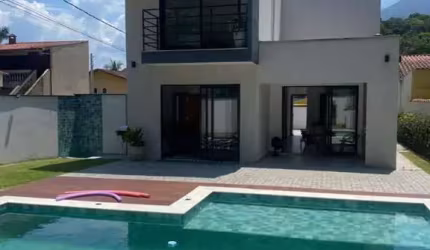 Sobrado Para Vender com 4 quartos 1 suítes no bairro Massaguaçu em Caraguatatuba
