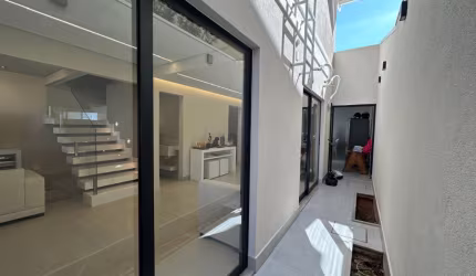 Casa Exclusiva em Condomínio Fechado – Totalmente Reformada, acabamento alto padrão