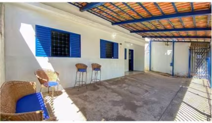 Casa na QSF 12 Taguatinga Sul, com 3 quartos e kit nos fundos