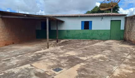 Vendo casa com 2 quartos, lote enorme e ótimo para galpão, no bairro solar da barragem, Águas Lindas