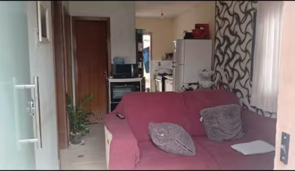 Casa com 2 quartos, na avenida, próximo ao colégio militar e ao restaurante comunitário