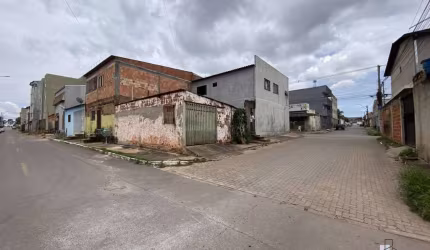 Casa  simples de esquina com 2 Quartos no Itapoã I/DF