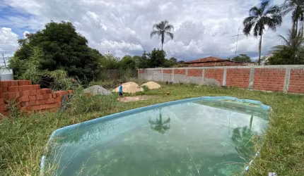 Lote com 450m² Murado c/ Piscina no Entre Lagos