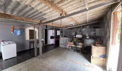 Casa + 2 lojas à venda em uma das principais avenidas da cidade