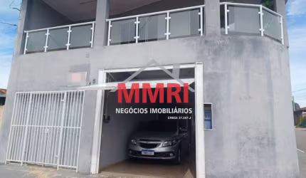 Sobrado à venda no Centro de Araçoiaba da Serra-SP: 333m²! Com 4 quartos, 2 salas, 2 banheiros, 3 vagas de garagem. ACEITA PERMUTA