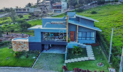 Sua casa em Gravatá/PE! Casa com 4 quartos em condomínio fechado!