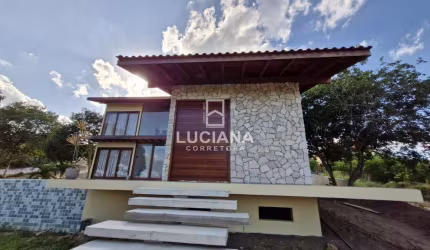 Linda casa em condomínio! Com 05 suítes e piscina de borda infinita
