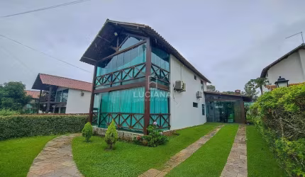 Em condomínio! Casa com 4 quartos, jardim e área gourmet