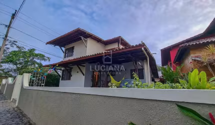Lindíssima casa em condomínio próximo da via local!