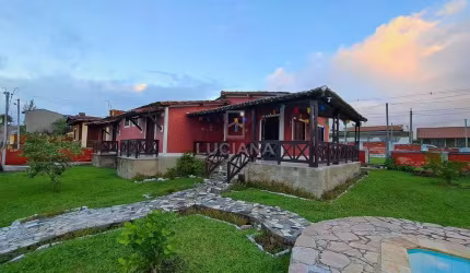 Casa com Piscina, Campo de futebol e com excelente localização