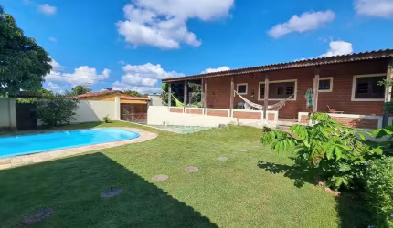 Casa com espaço amplo em 2 lotes Excelente localização
