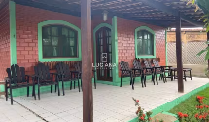 Casa com 3 quartos em condomínio fechado.
