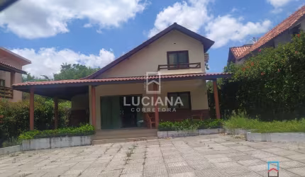Casa com 4 quartos sendo 3 suítes em Privê