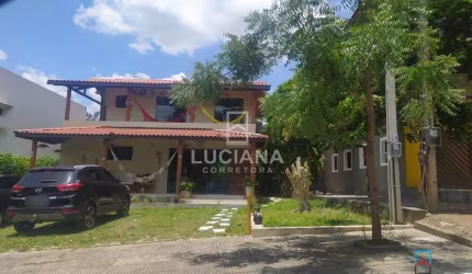 Casa com 3 terraços, 4 quartos (sendo 3 suítes) em Condomínio