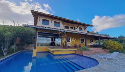 Casa em Condomínio com Piscina Privativa e Belíssima Vista