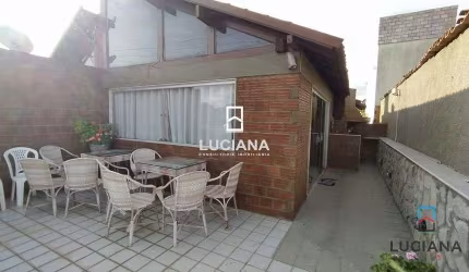 Casa com 6 Quartos em Condomínio Muito Bem Localizado