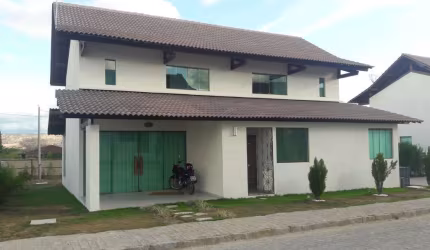 Casa com 5 suítes em Condomínio Fechado