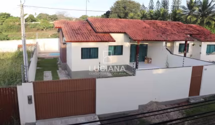 CASA SOLTA COM PISCINA E UMA ESPAÇOSA ÁREA DE LAZER