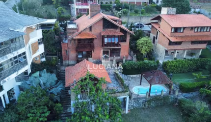 BELÍSSIMA CASA COM PISCINA E RESERVATÓRIOS DE ÁGUA DE 8MIL LITROS