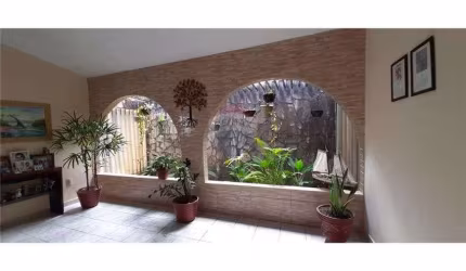 CASA COM 04 QUARTOS À VENDA NOS BANCÁRIOS