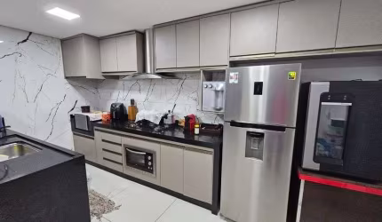 Casa 2/4 Ampliada no Condomínio Rubi excelente localização.