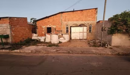 Vendo um lote com casa inacabada na rua Sete Preda 90 em Cuiabá