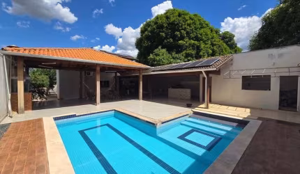 Vendo Casa com piscina no bairro Ipase em Várzea Grande