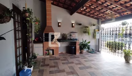 Casa com 2 dormitórios sendo 1 suíte à venda, 125 m² de terreno e 82 de área construída por R$ 529.