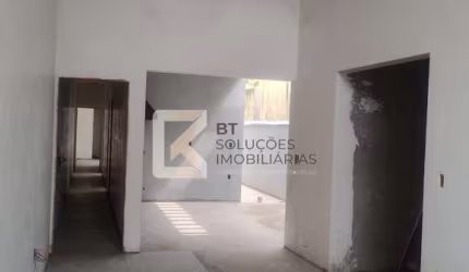 Casa com 3 dormitórios sendo 1 suíte à venda, 180 m² de terreno e 122 m² de área construída por R$
