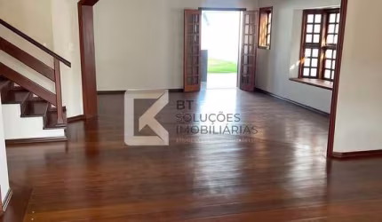 Sobrado com 3 dormitórios  à Venda, 444,60m² de terreno e 311,91 m² de área construída por R$ 1.800