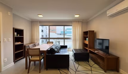 Exclusivo apartamento mobiliado com 2 suítes e 2 vagas no Centro de Floripa/SC