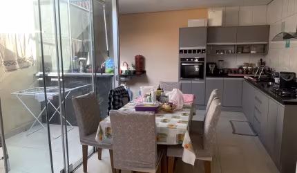 Casa reformada em condomínio
