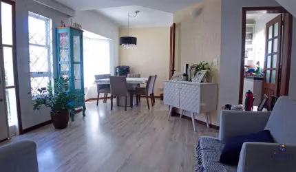 Ampla casa para venda de 4 dormitórios com 2 vagas de garagem no bairro Estreito 2 pavimentos mais subsolo