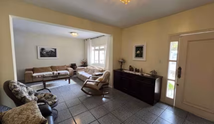 Casa com 4 suites no coração do Estreito, com vista mar.