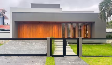 CASA DE ALTO PADRÃO COM 3 DORMITÓRIOS NA PEDRA BRANCA, PALHOÇA/SC