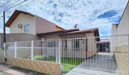 Casa para venda de 2 dormitórios com piscina, área gourmet e 3 vagas de garagem em São José, Ceniro Martins
