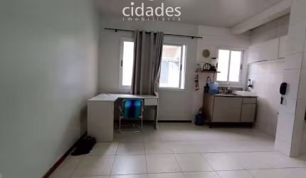 Apartamento para venda de 02 dormitórios com garagem privativa coberta bairro Carianos, Florianópolis