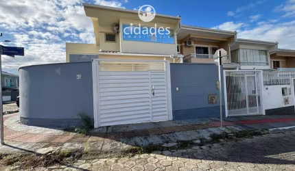 Vendo amplo, charmoso e de esquina, sobrado/casa em São José SC