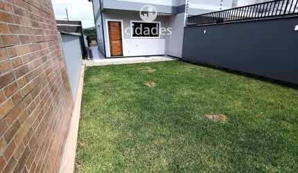 Sobrado à venda de 3 quartos (1 suíte) com 3 vagas de garagem em Forquilhas, São José