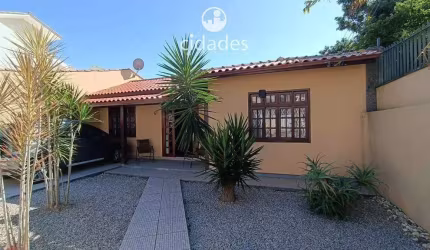 Casa 4 com Quartos, A venda com (1 Suíte ) No Balneário Estreito, Com ótima localização !