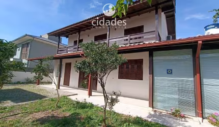 Casa para aluguel de 4 quartos, 2 vagas de garagem e piscina no Campeche, Florianópolis