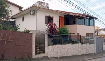 Casa com amplo terreno com 3 dormitórios em Areias - São José.