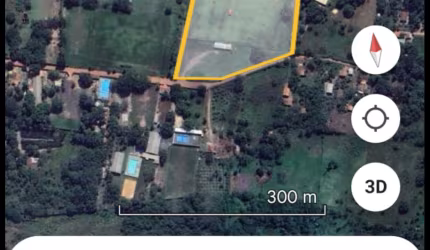Essa com estacionamento pra 100 carros, cerca de 60 mil m². Valor de 400 reais Metro ²
