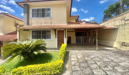 Linda casa dentro de condomínio  geminada de um  lado só no bairro de araras Teresópolis!
