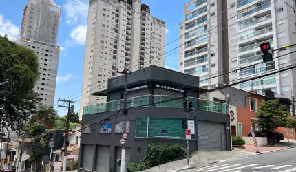 Imóvel Comercial de Esquina, ponto e construção impecáveis.